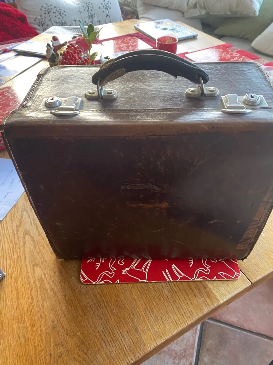 Medical Leather GP  bag . Original  80 Yrs od - Image 2