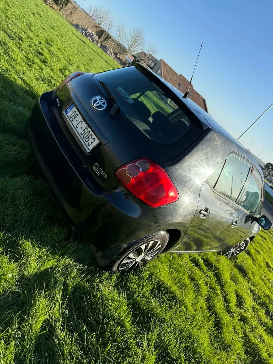Toyota Auris 2009 - Image 2