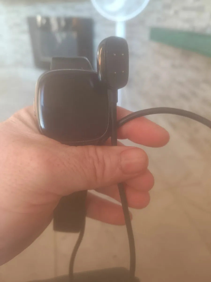 Fitbit versa 4 - Image 1