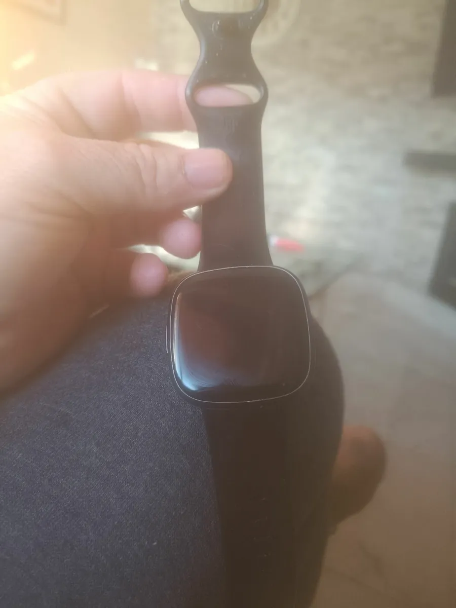 Fitbit versa 4 - Image 2