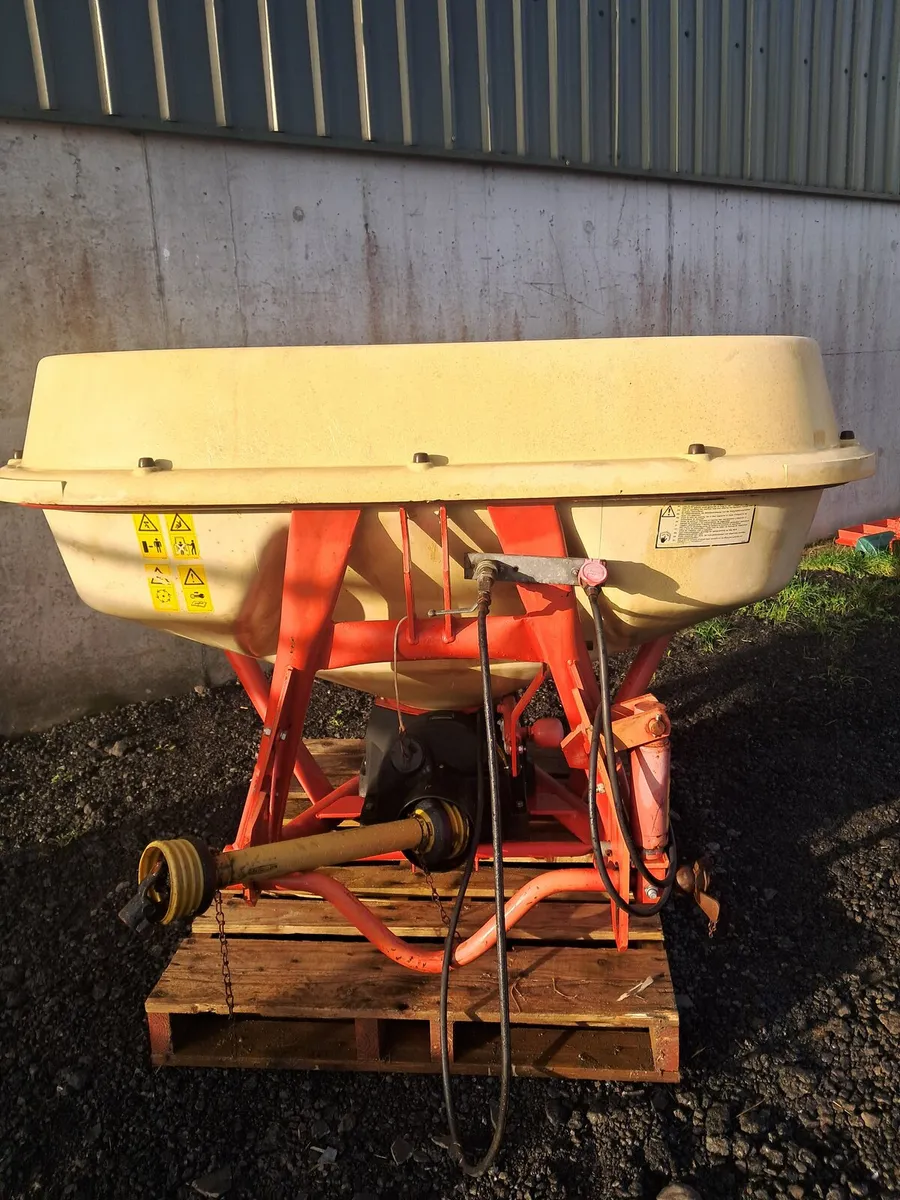 Vicon fertiliser spreader - Image 1