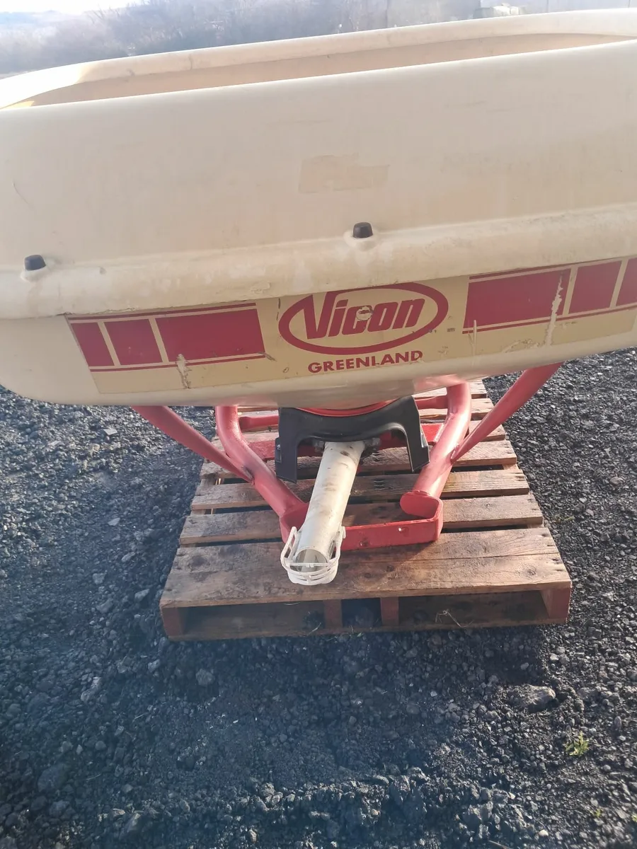 Vicon fertiliser spreader - Image 4