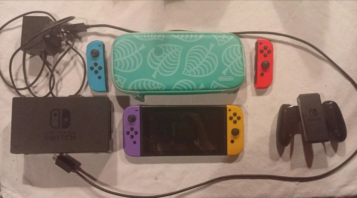 Pre-loved Nintendo Switch (32 GB) - Image 1