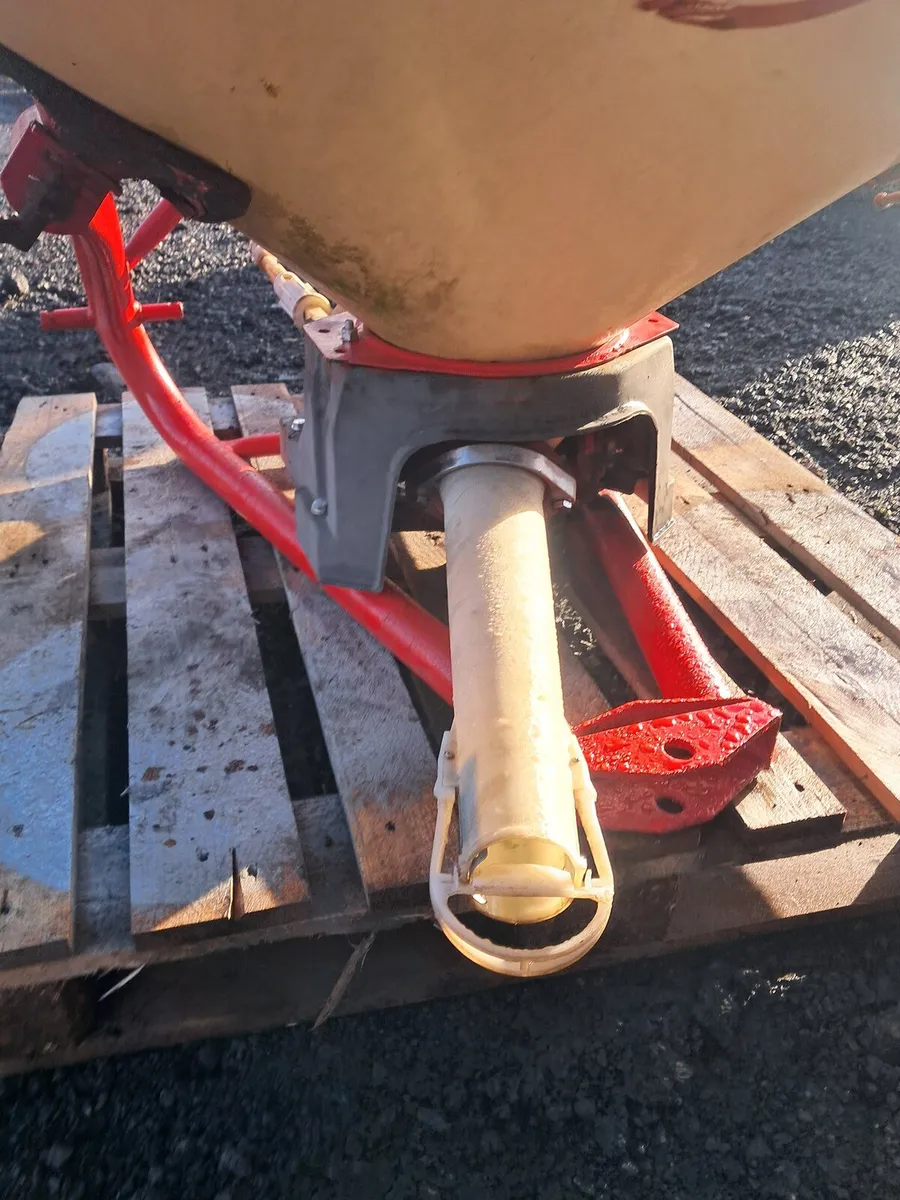 Vicon fertiliser spreader - Image 4
