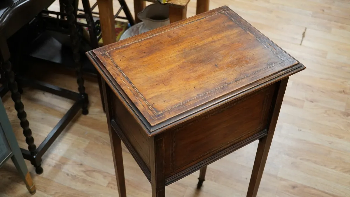 Elegant Small Antique Hepplewhite-style Work Table - Image 2