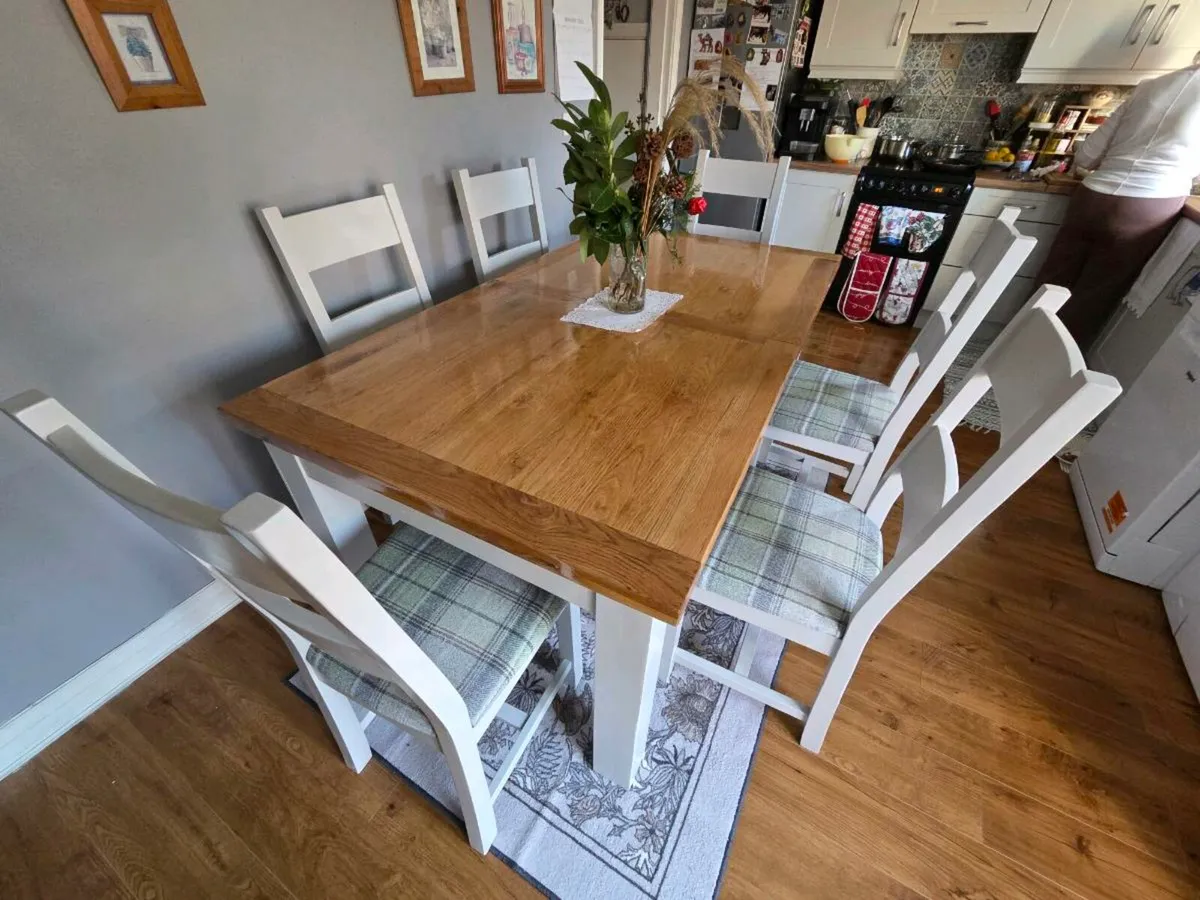 Table and chairs - Image 2