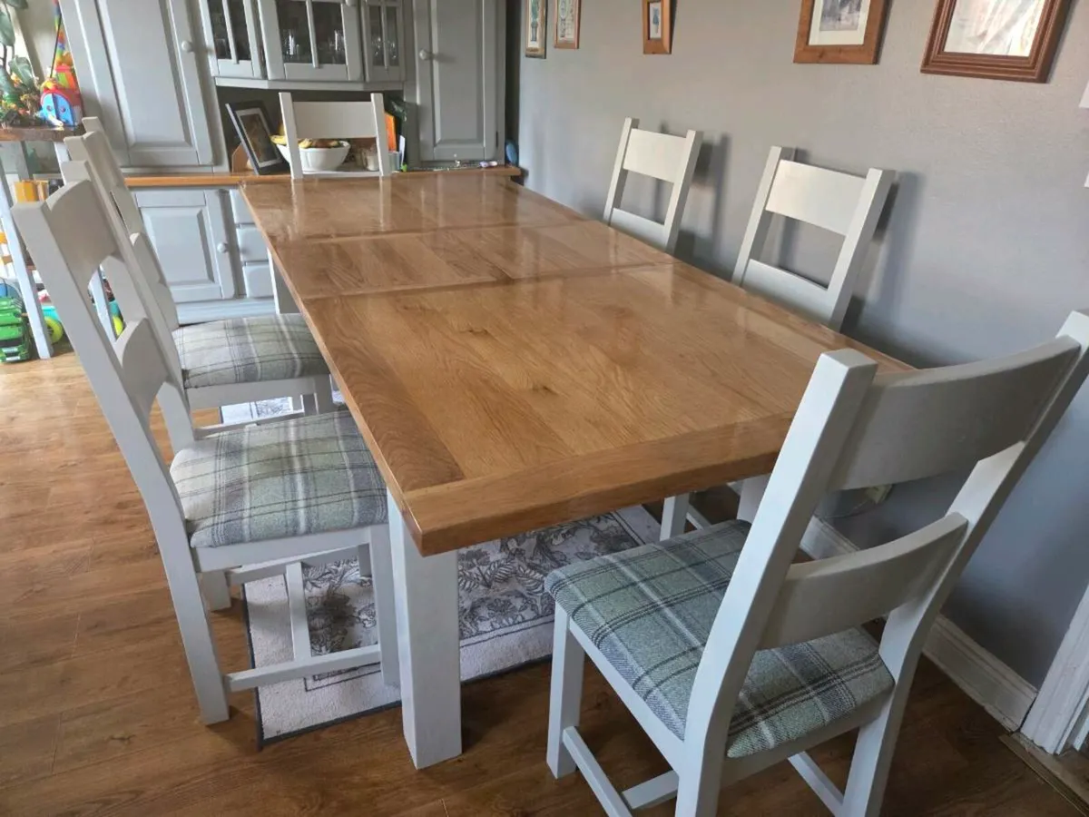 Table and chairs - Image 3