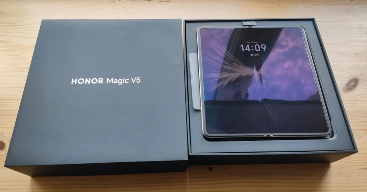 HONOR MAGIC V5+WIRELESS CHARGER - Image 4