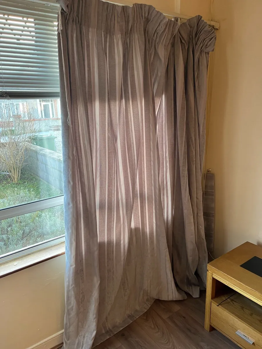 Curtains - Image 2