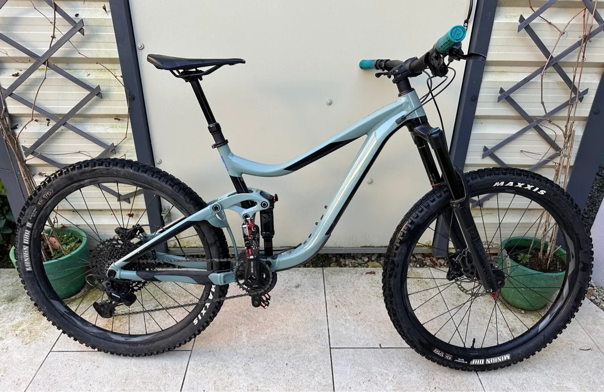 Giant Reign 2 27.5 Full Suspension Mountain Bike - Image 1