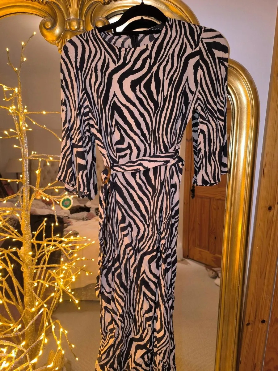 Array of dresses in size small €10 each - Image 4