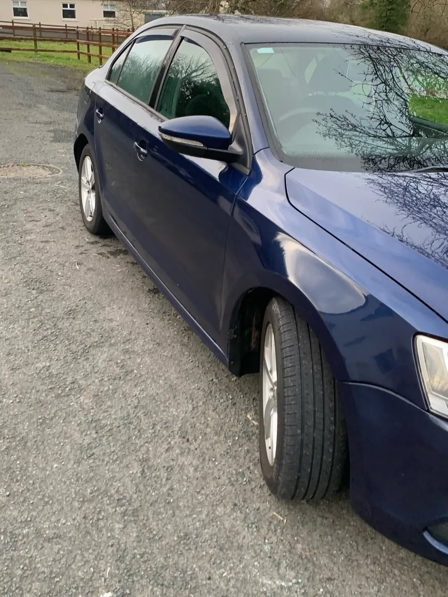 Volkswagen Jetta 2012 - Image 2