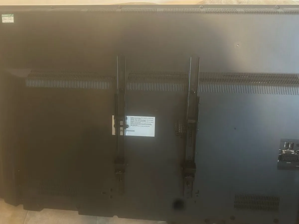 50 inch Walker TV with wall mount - Image 2