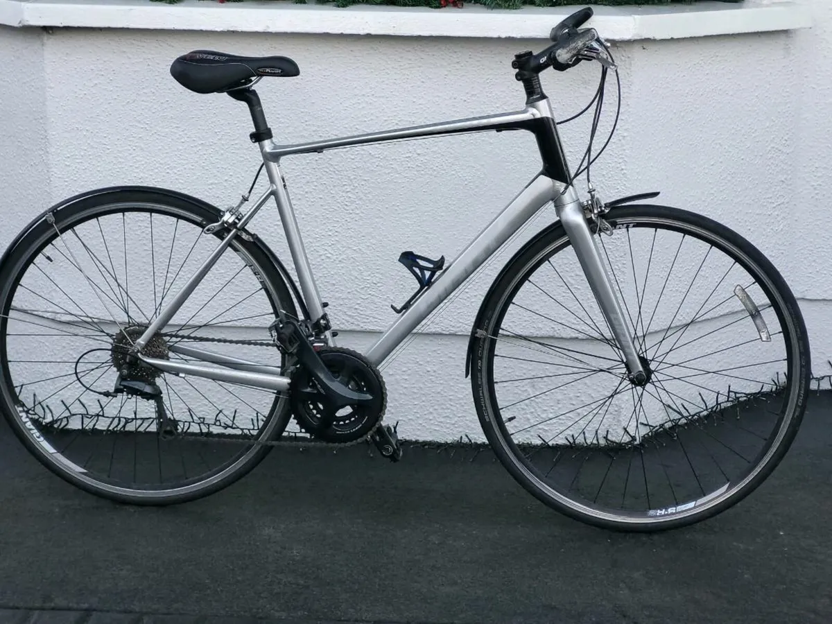 GIANT FLATBAR ROAD BIKE GOOD AS NEW NICE N LIGHT - Image 1