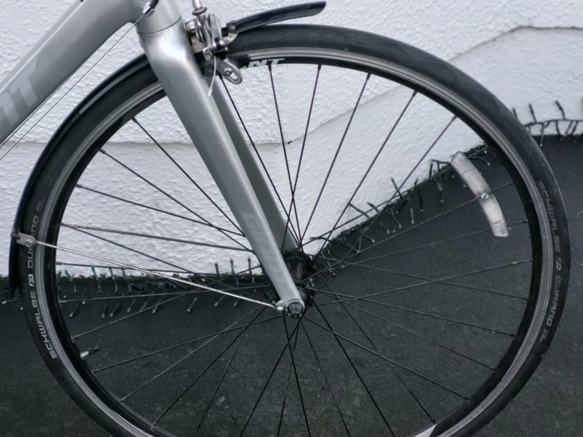 GIANT FLATBAR ROAD BIKE GOOD AS NEW NICE N LIGHT - Image 3