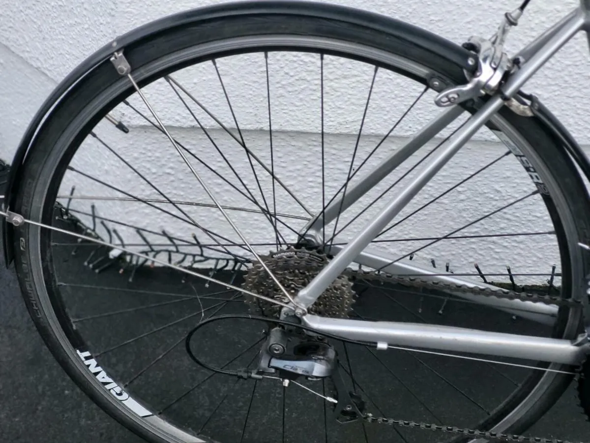 GIANT FLATBAR ROAD BIKE GOOD AS NEW NICE N LIGHT - Image 4