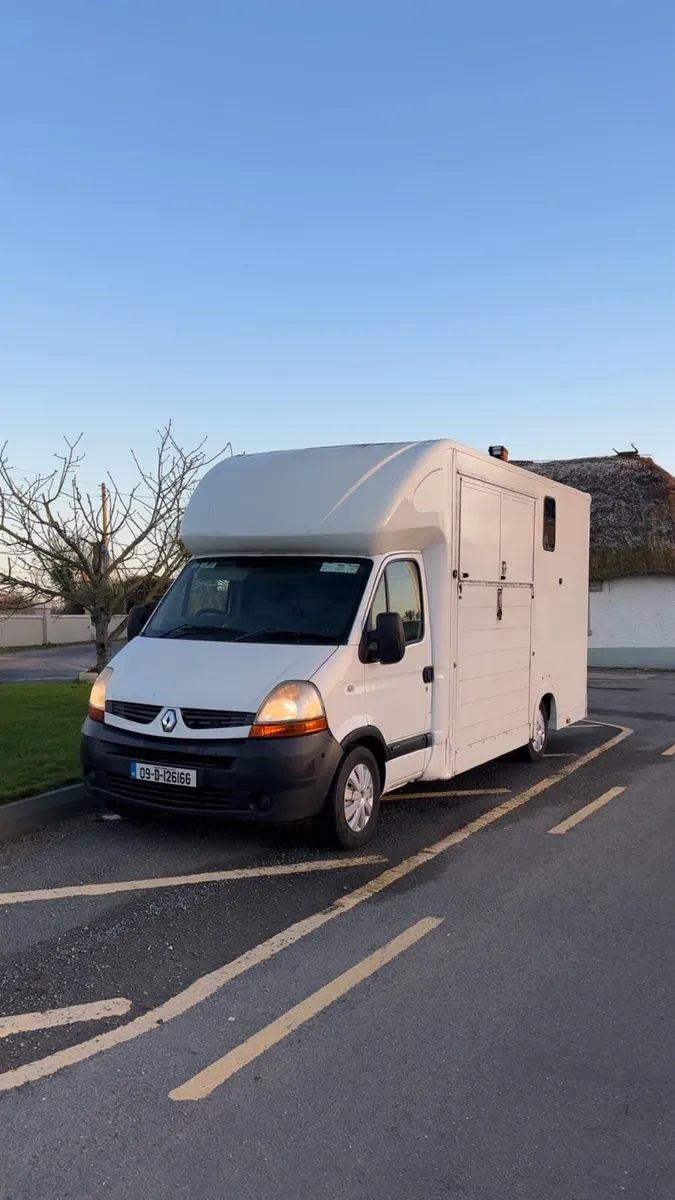 2 Stall horsebox *Renault master - Image 1