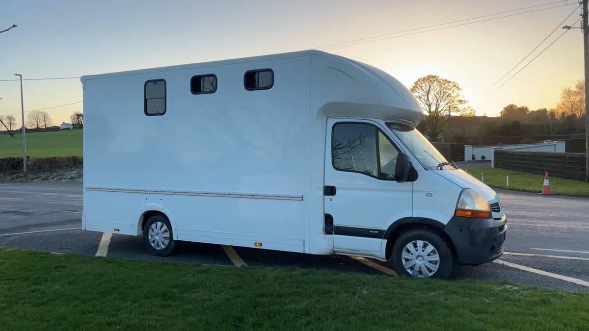 2 Stall horsebox *Renault master - Image 2