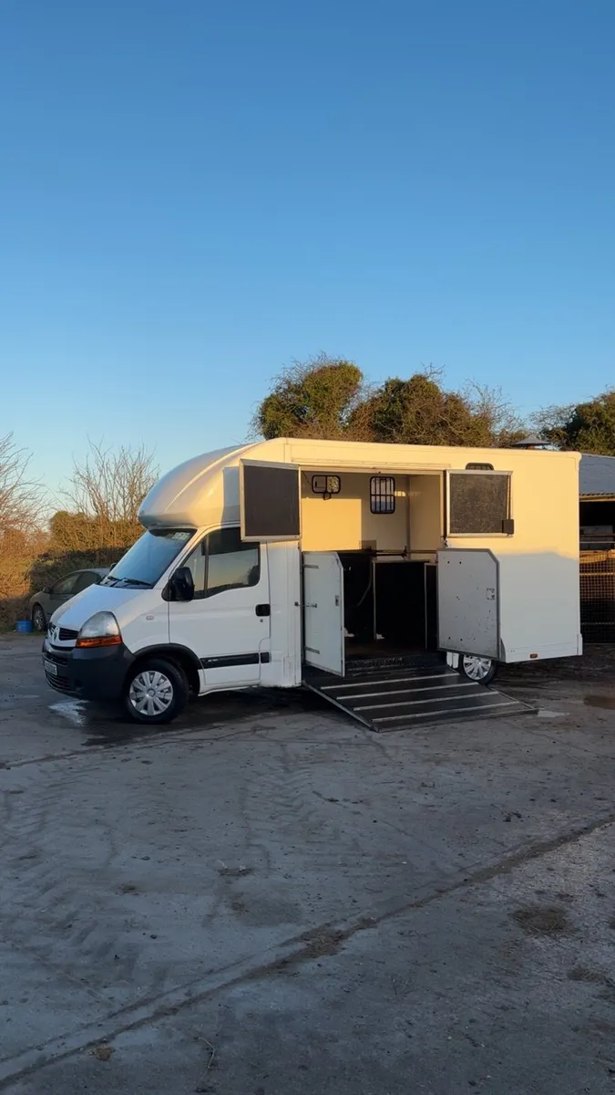 2 Stall horsebox *Renault master - Image 3