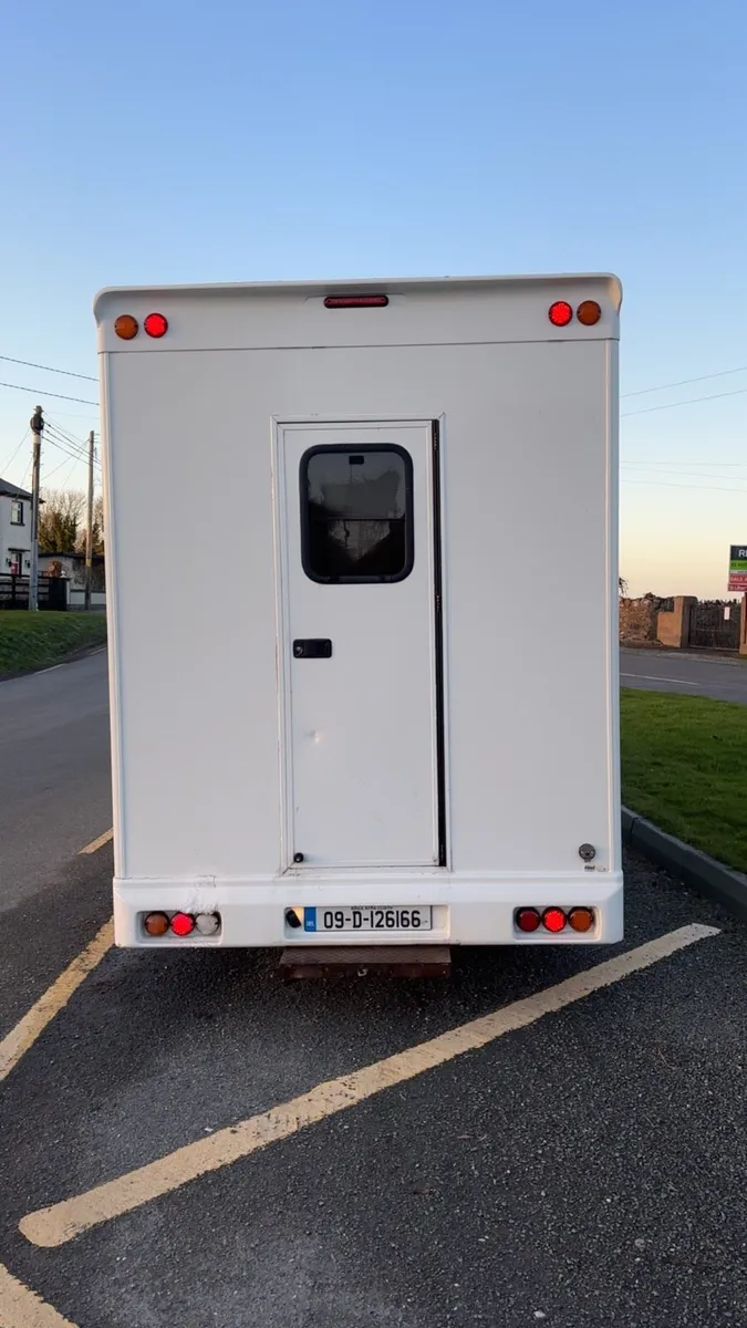 2 Stall horsebox *Renault master - Image 4