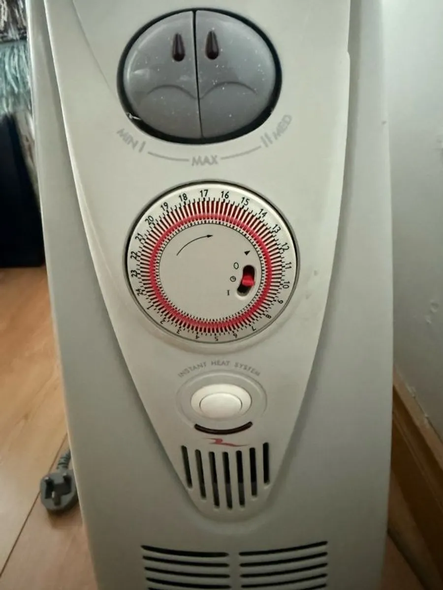 Oil Filled De Longhi 2.8/3.0KW - Image 3