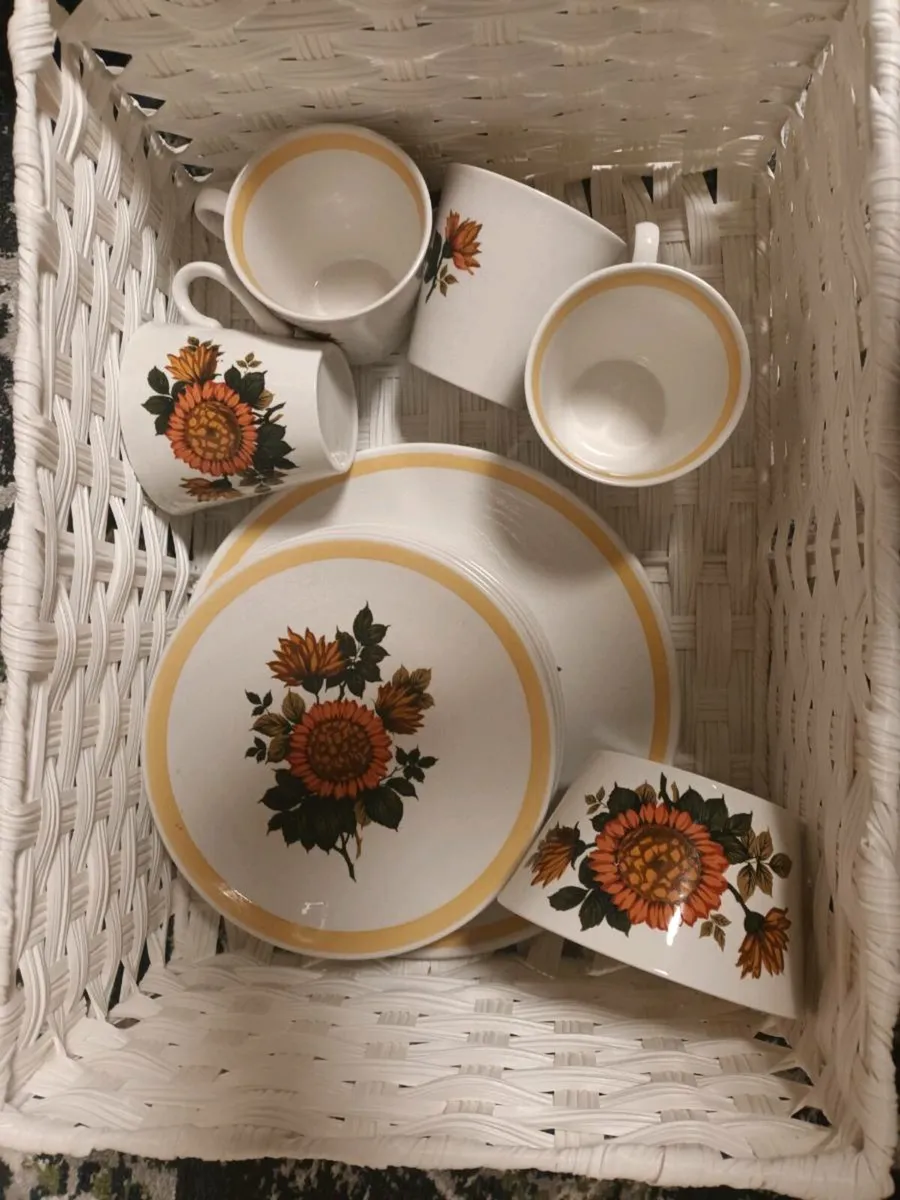 Plates and cups - Image 1