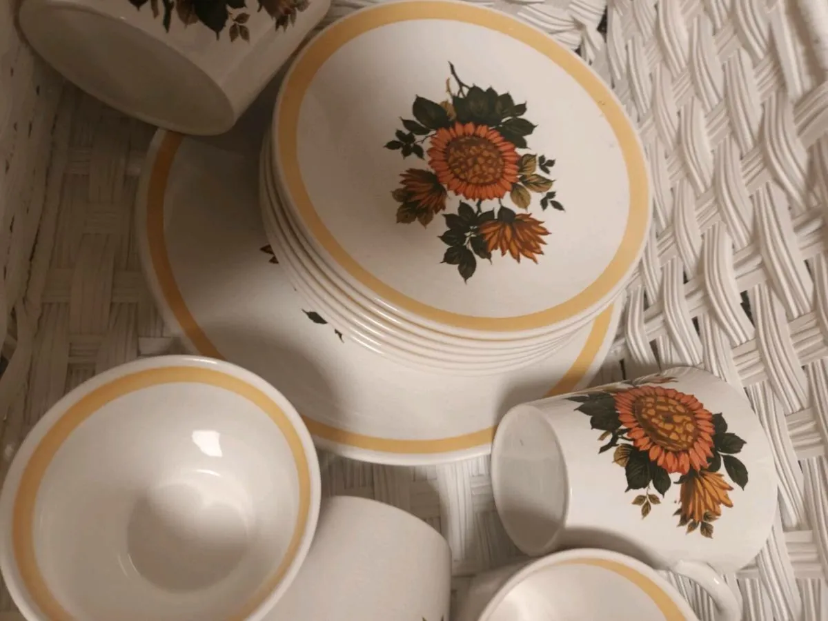 Plates and cups - Image 2