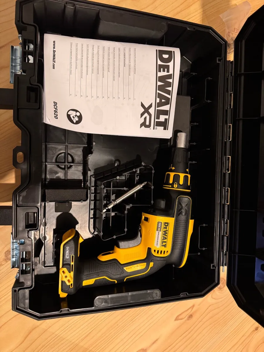 DeWALT XR Collated Drywall Screw Gun + accessories - Image 2