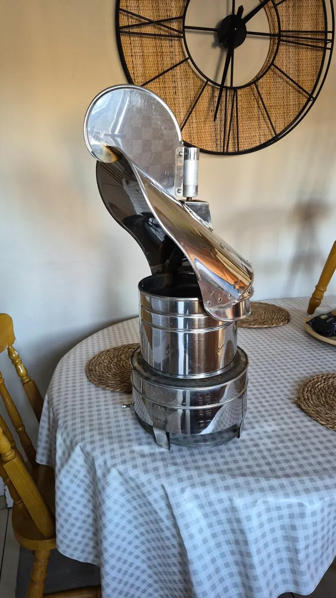 Rotating chimney cowl - Image 1