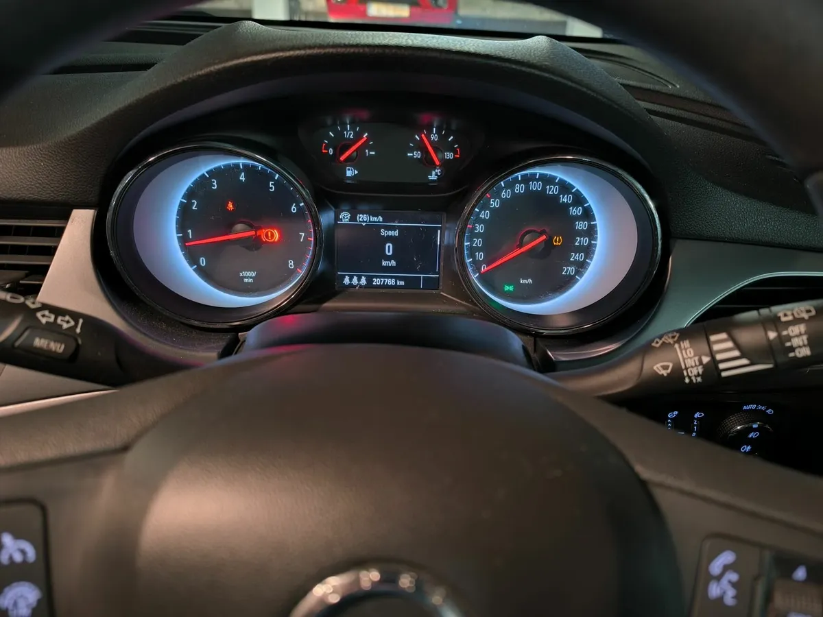 Opel Astra 2017 - Image 2