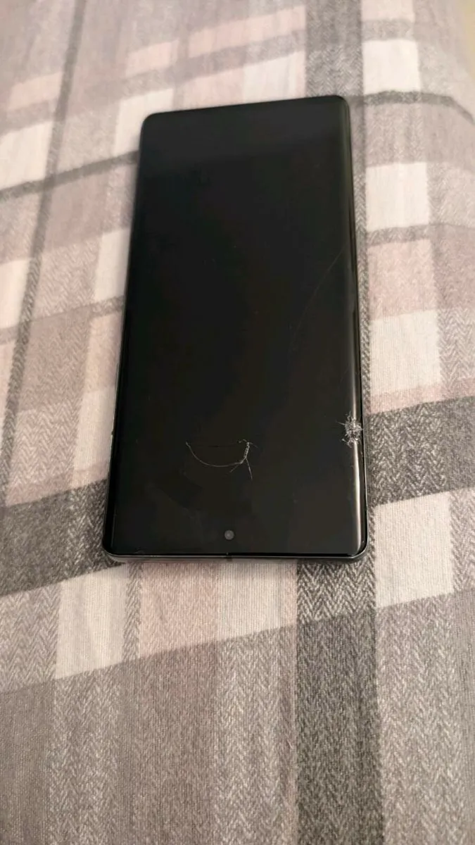 Google Pixel 7 Pro with cracked screen - Image 3