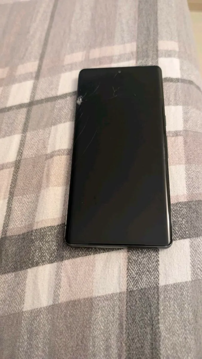 Google Pixel 7 Pro with cracked screen - Image 4