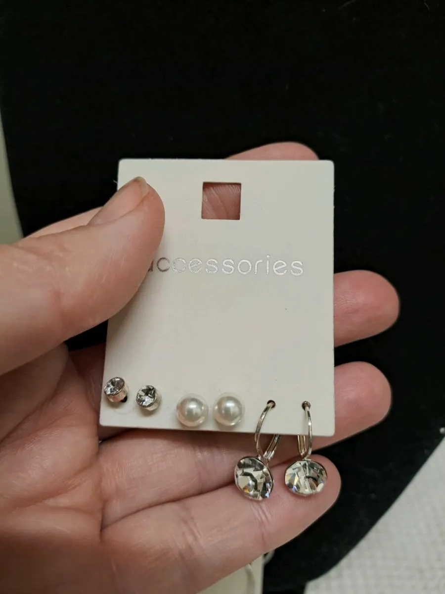 Silver necklace and multiple earrings set - Image 2