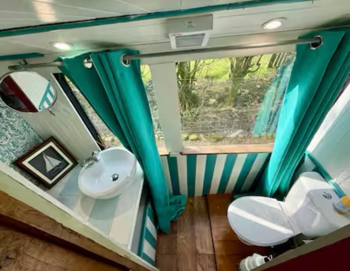 Double decker bus accommodation - Image 2