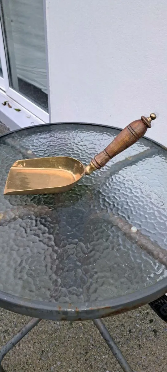 Old brass bankers coin shovel - Image 2