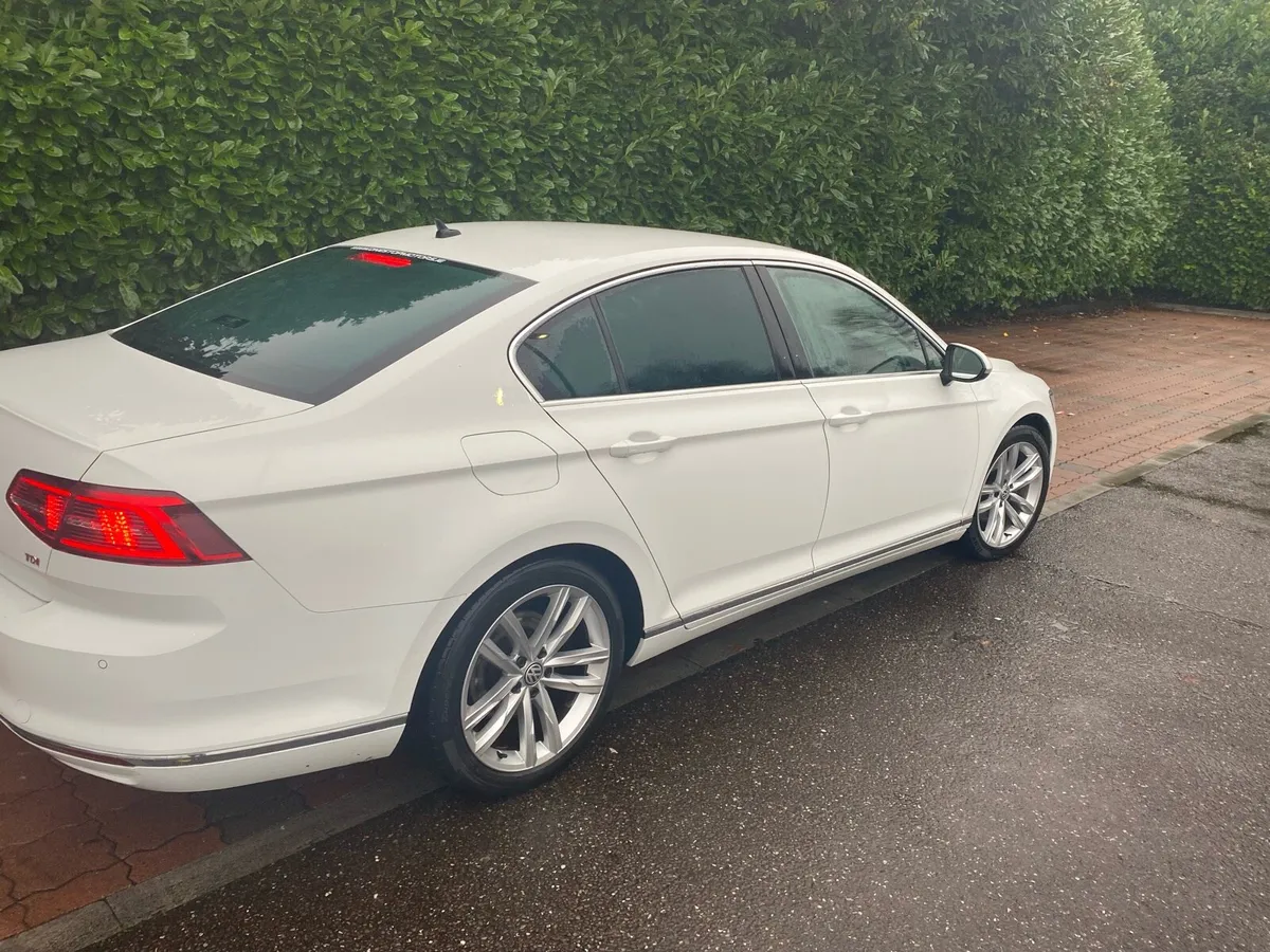 2017 Volkswagen Passat - Image 3