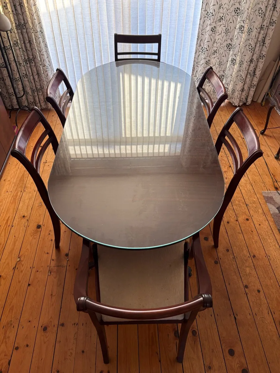Regency style dining table complete with chairs - Image 1