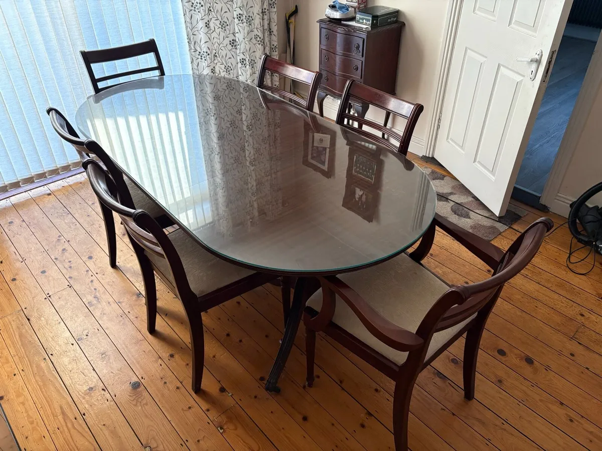Regency style dining table complete with chairs - Image 2