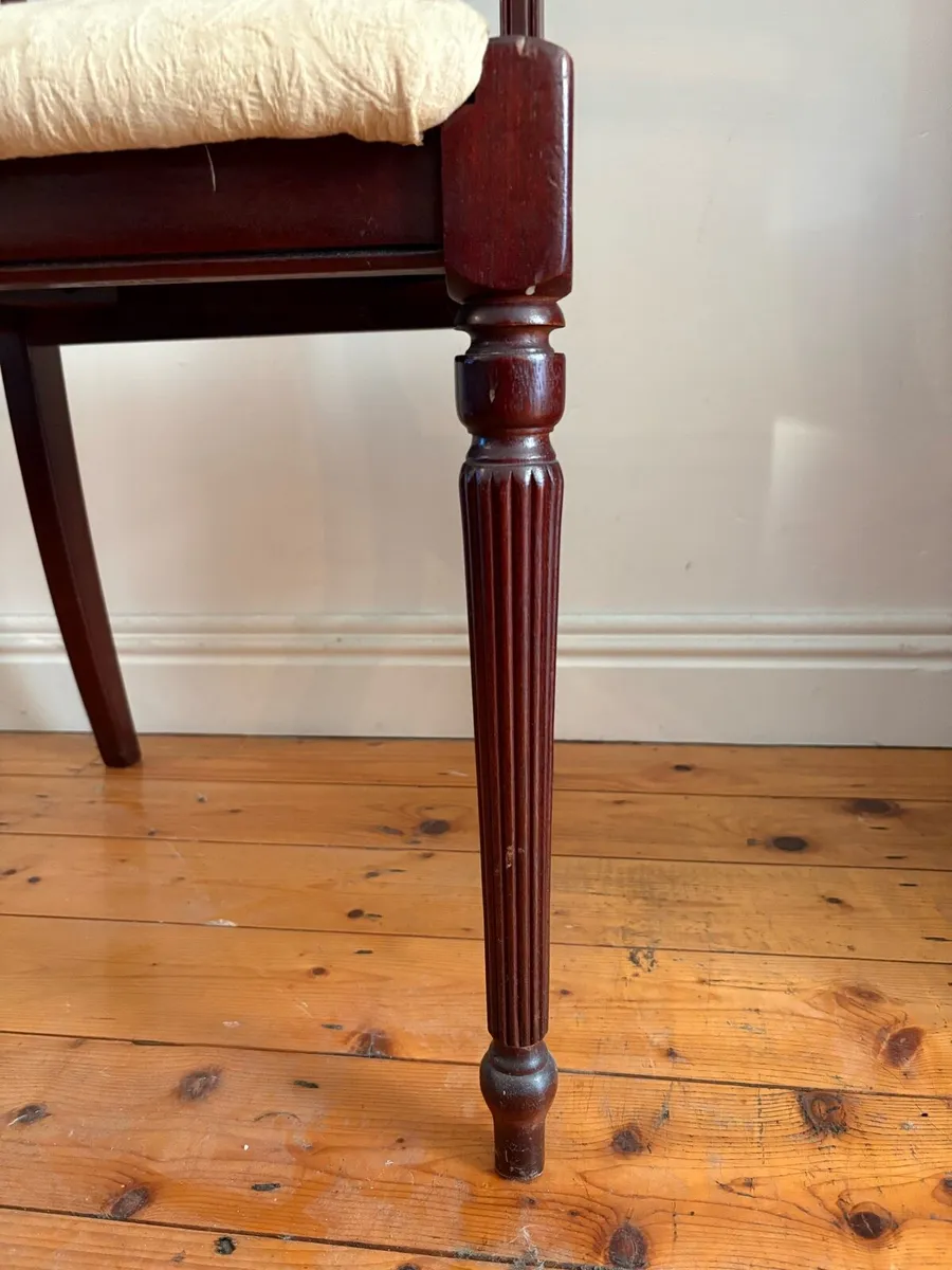 Regency style dining table complete with chairs - Image 3