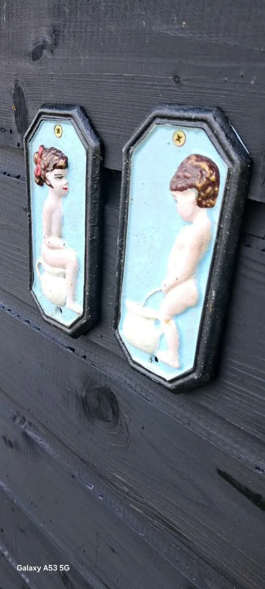 His hers cast iron toilet signs - Image 1