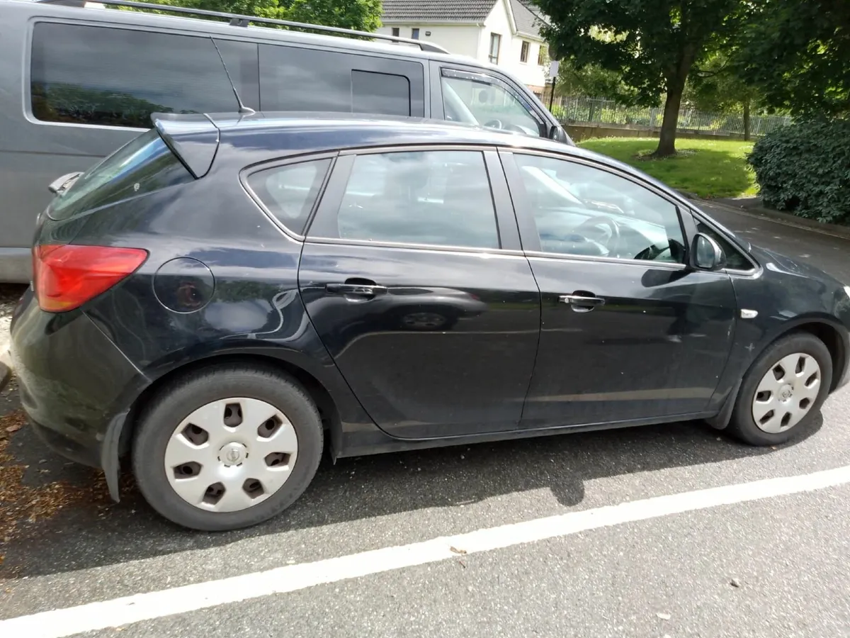 Opel Astra 2011 - Image 4