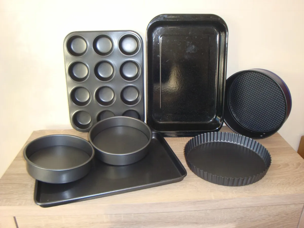 Bundle of baking tins - Image 1