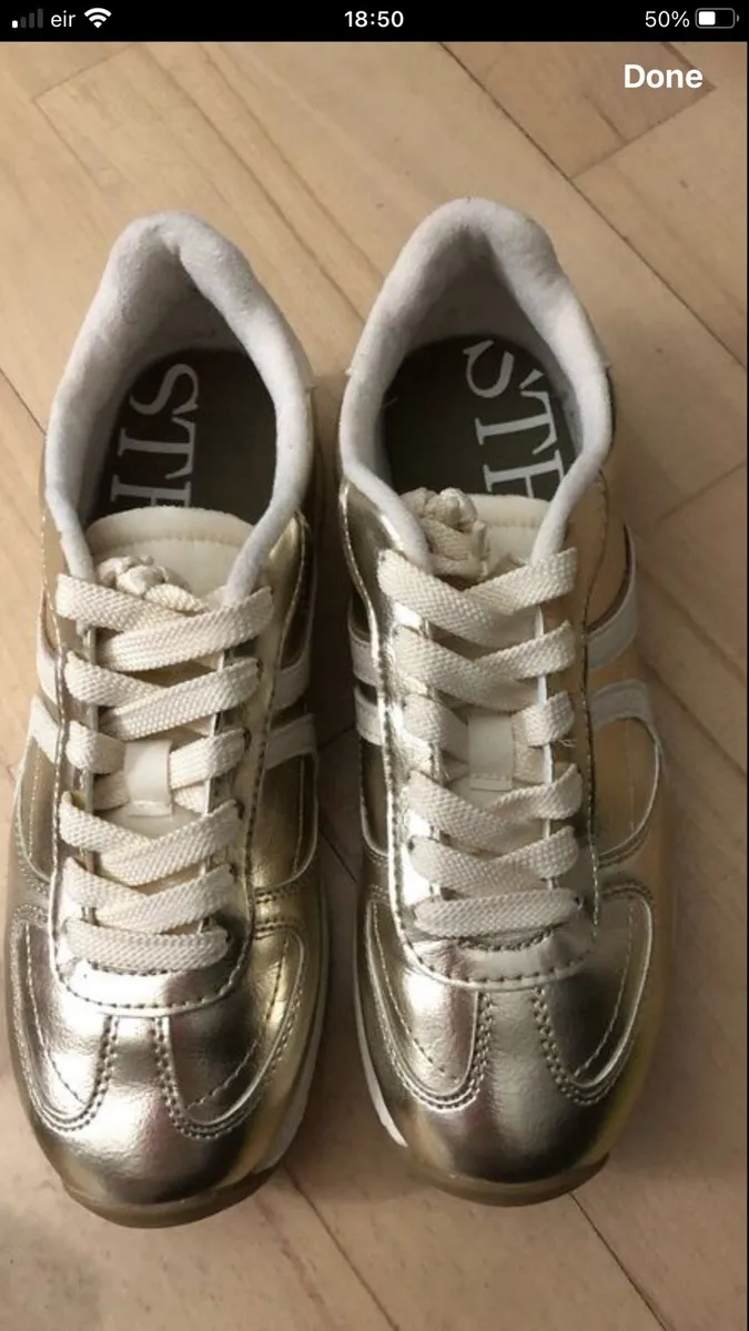 Ladies new trainers size 5 €15 - Image 1