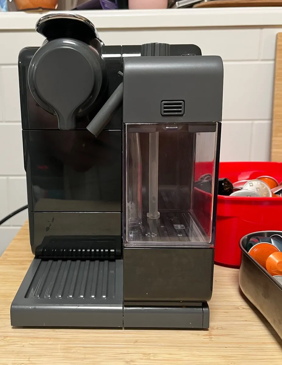 DeLonghi Lattissima Touch Nespresso Coffee Machine - Image 3