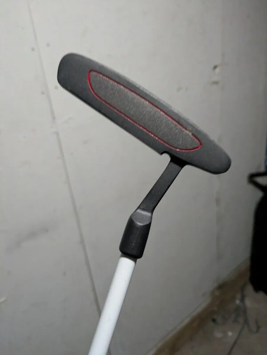 Junior Left handed Wilson golf clubs and bag - Image 2