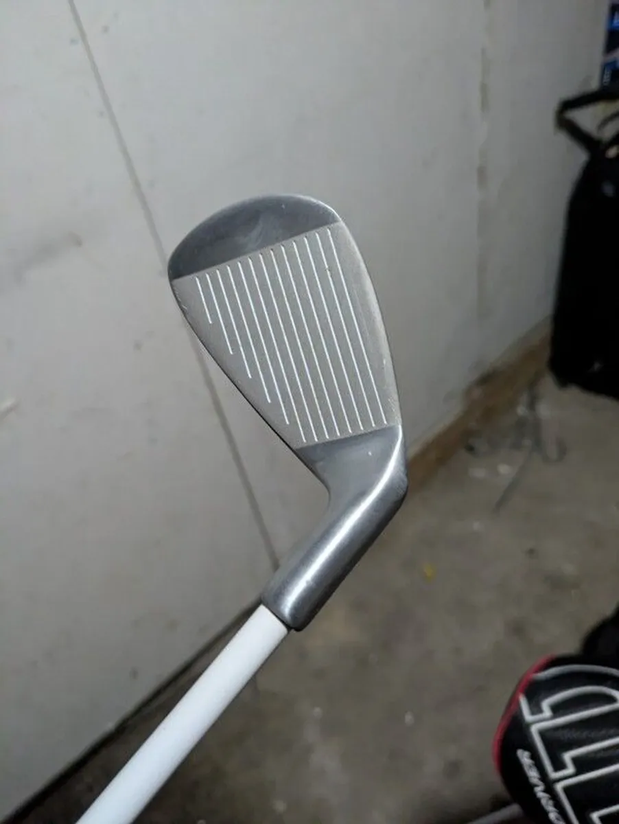 Junior Left handed Wilson golf clubs and bag - Image 3