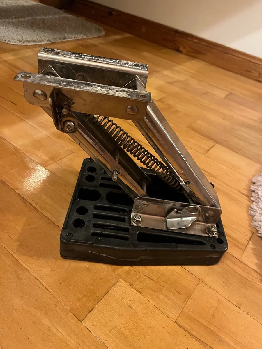 Boat outboard engine mounting bracket - Image 1