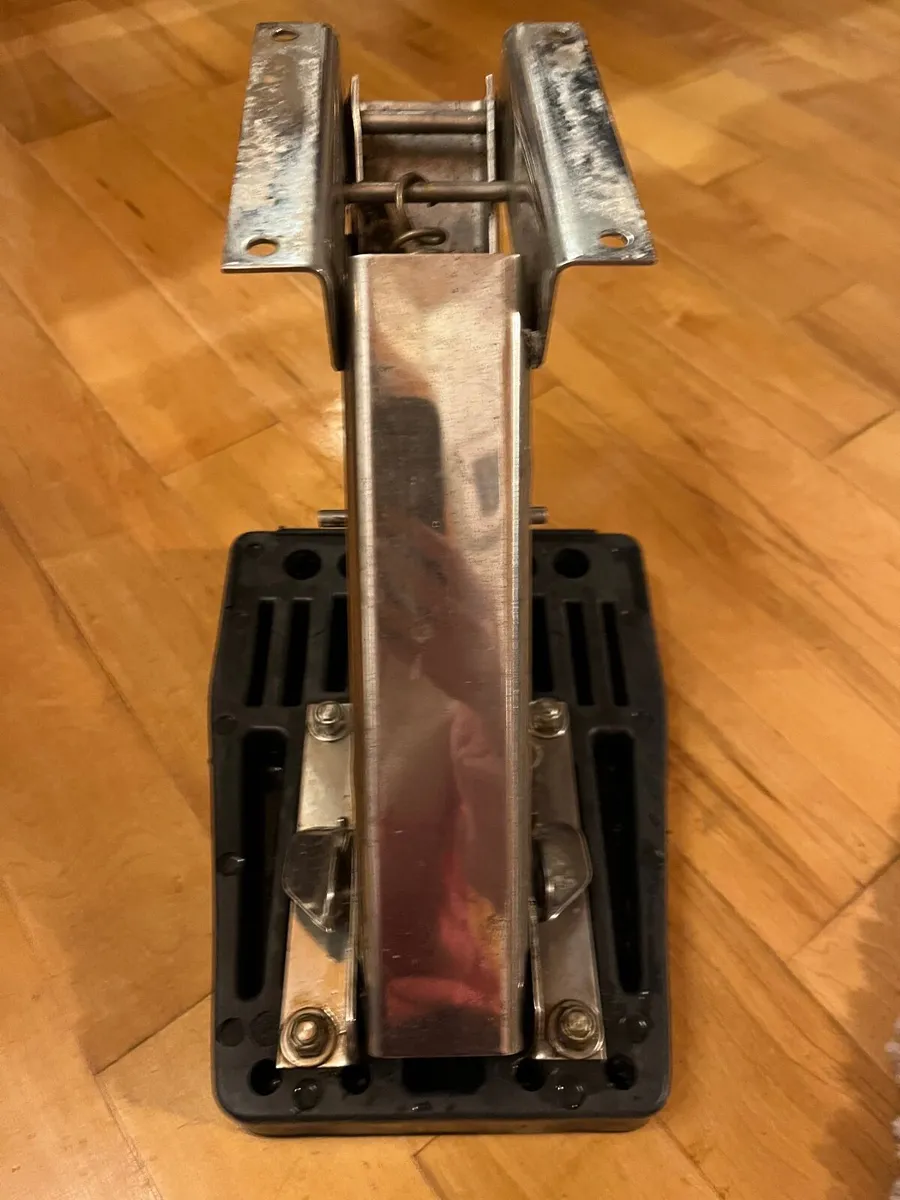 Boat outboard engine mounting bracket - Image 2