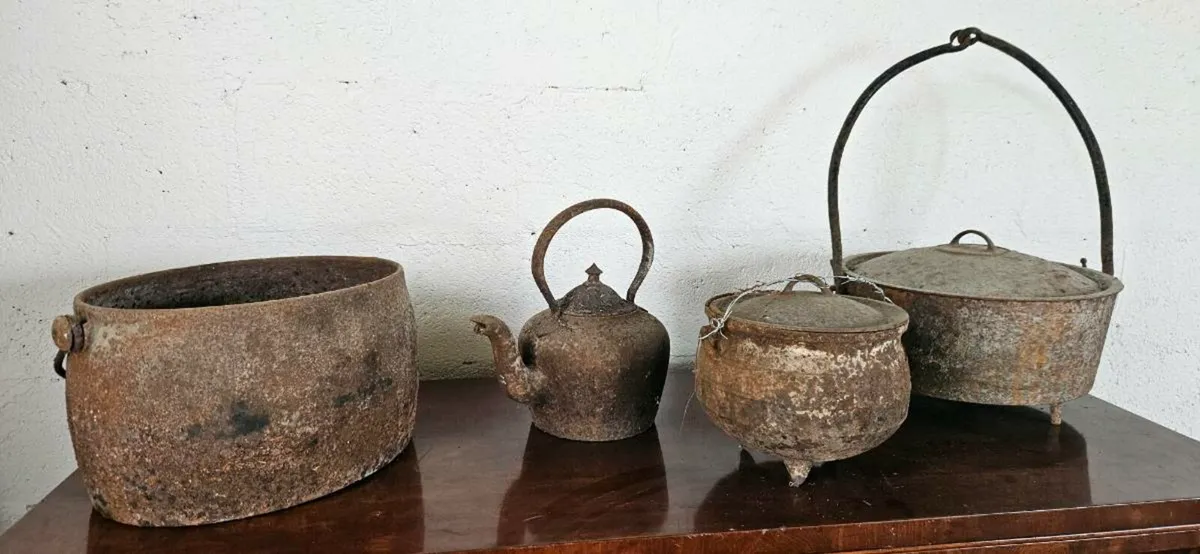 CAST IRON POTS - Image 1