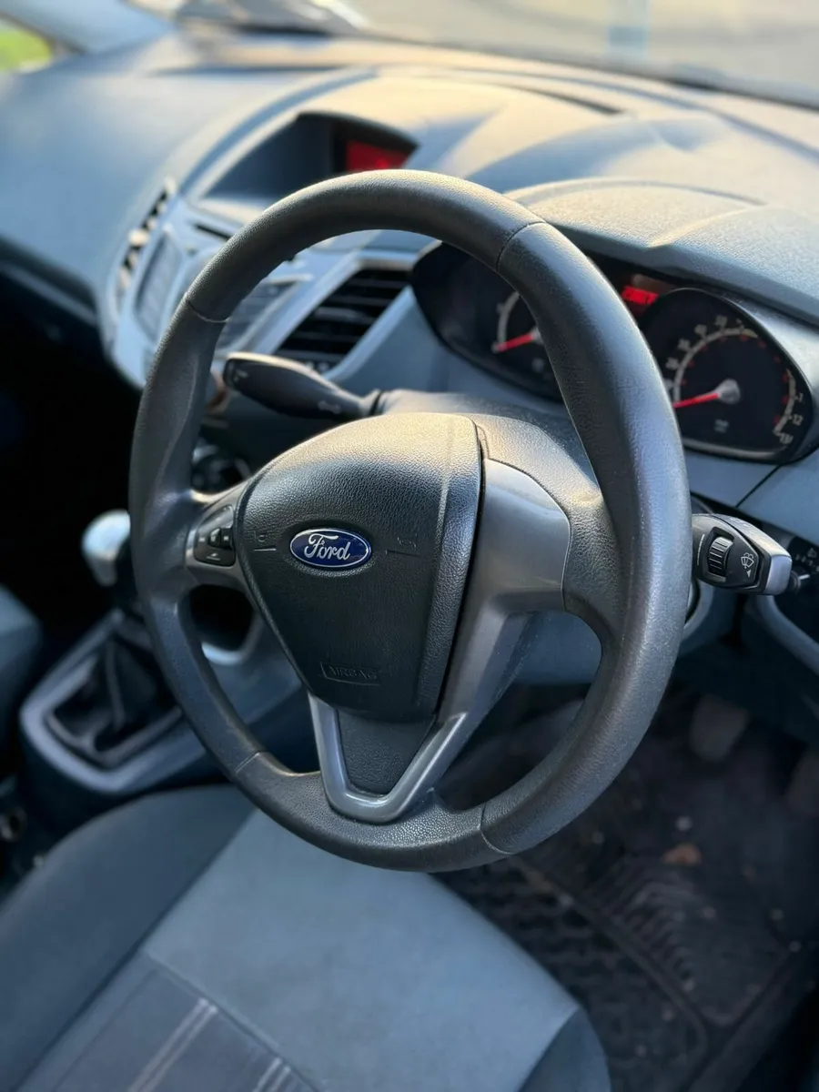 Ford Fiesta 2010 - Image 2